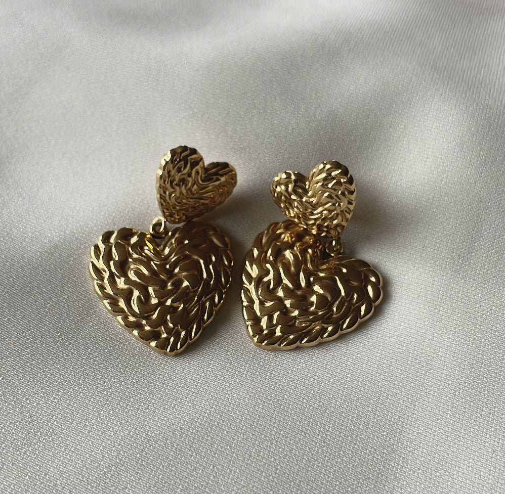 'DETAILED HEART' earrings goud