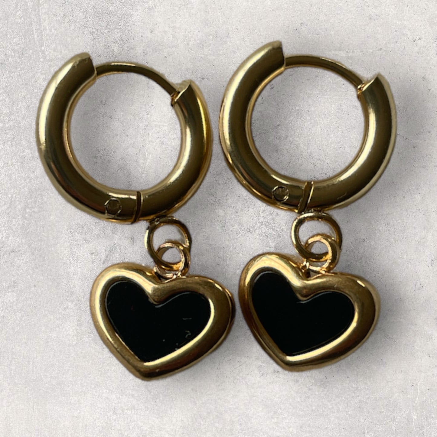 ‘BLACK HEART’ earrings goud