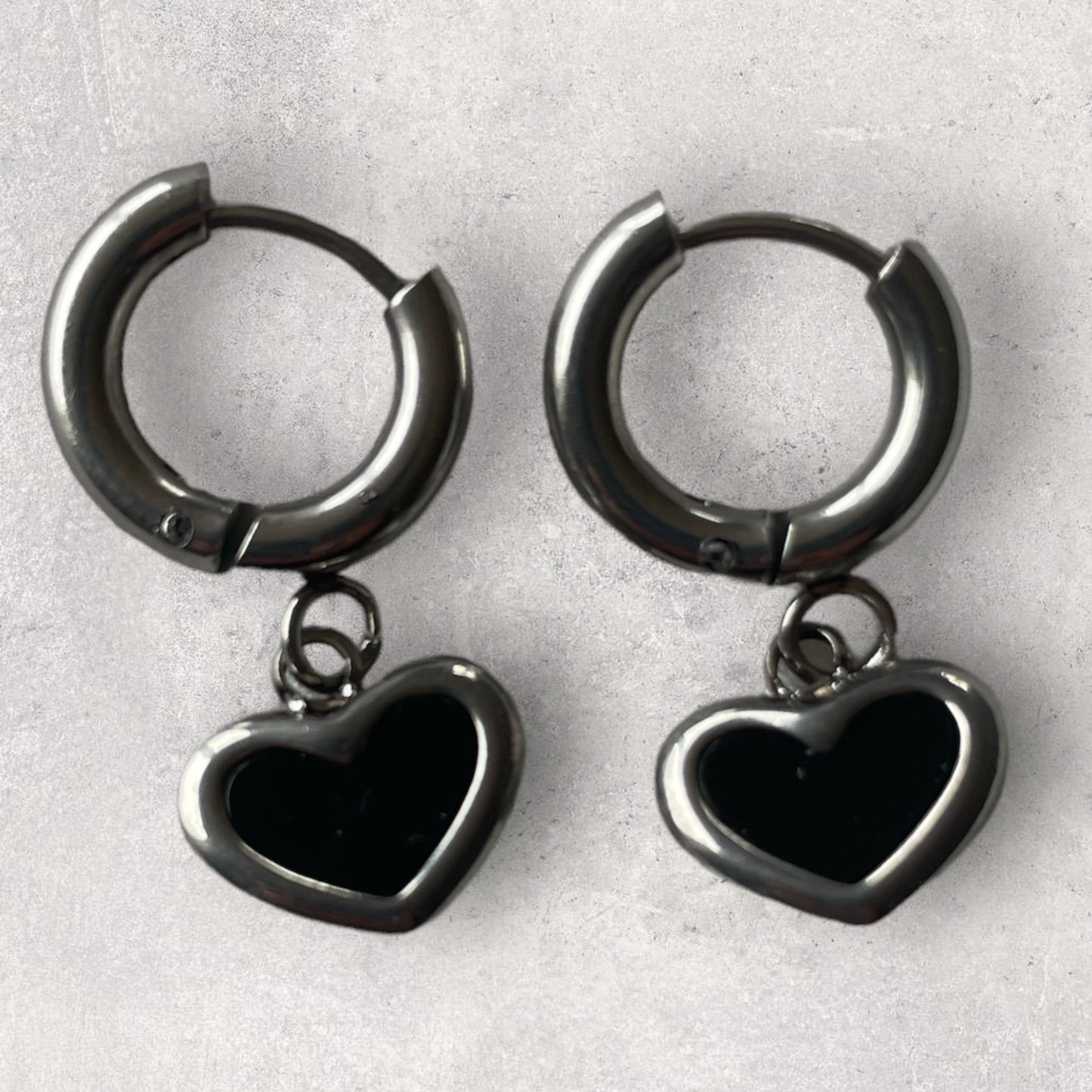 ‘BLACK HEART’ earrings zilver