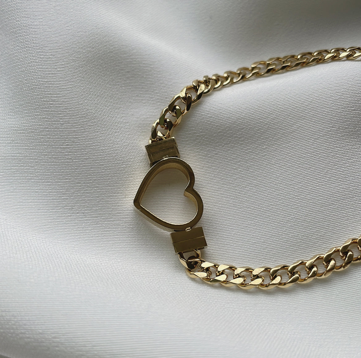 ‘CHAINED HEART’ bracelet goud
