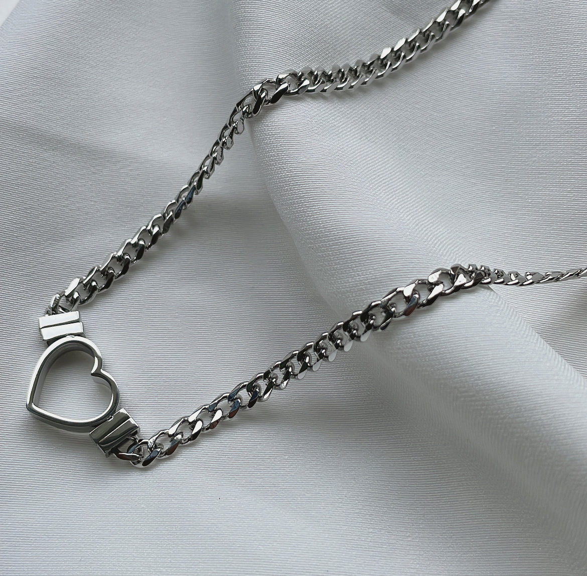 ‘CHAINED HEART’ necklace zilver