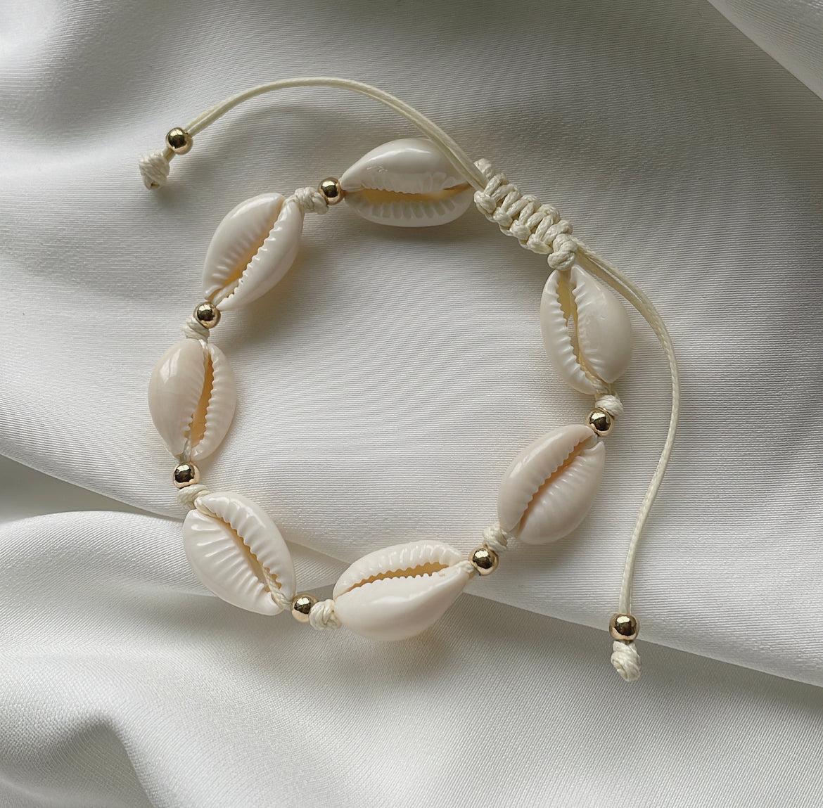 ‘DETAILED SHELL’ bracelet beige